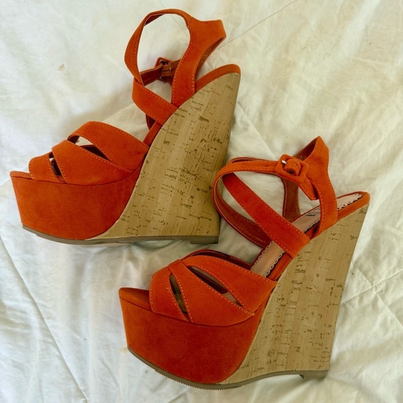 Orange Platform Sandals with Retro Flair - Picture 3 of 6